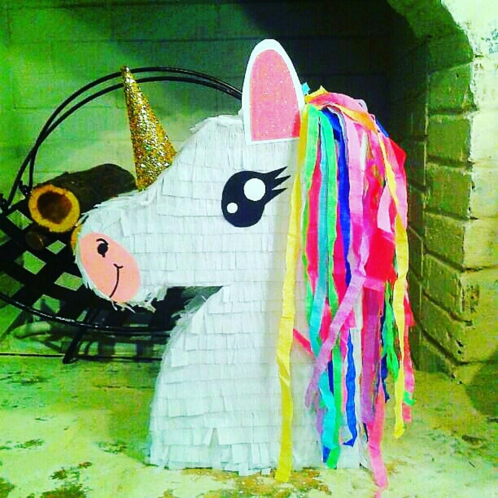 Unicorn pinata party